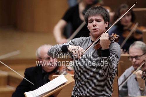 Russische Violinist Sergej Dogadin begleitet die Russische Nationalphilharmonie unter der Leitung des russischen Dirigenten Wladimir Spivakov in der Philharmonie Köln (© Thomas Brill)